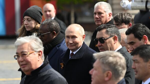 Vladimir Putin în Piața Roșie după Parada Victoriei din 9 mai 2024, în compania președinților Cubei, Kazahstanului și altor lideri politici străini - Sputnik Moldova