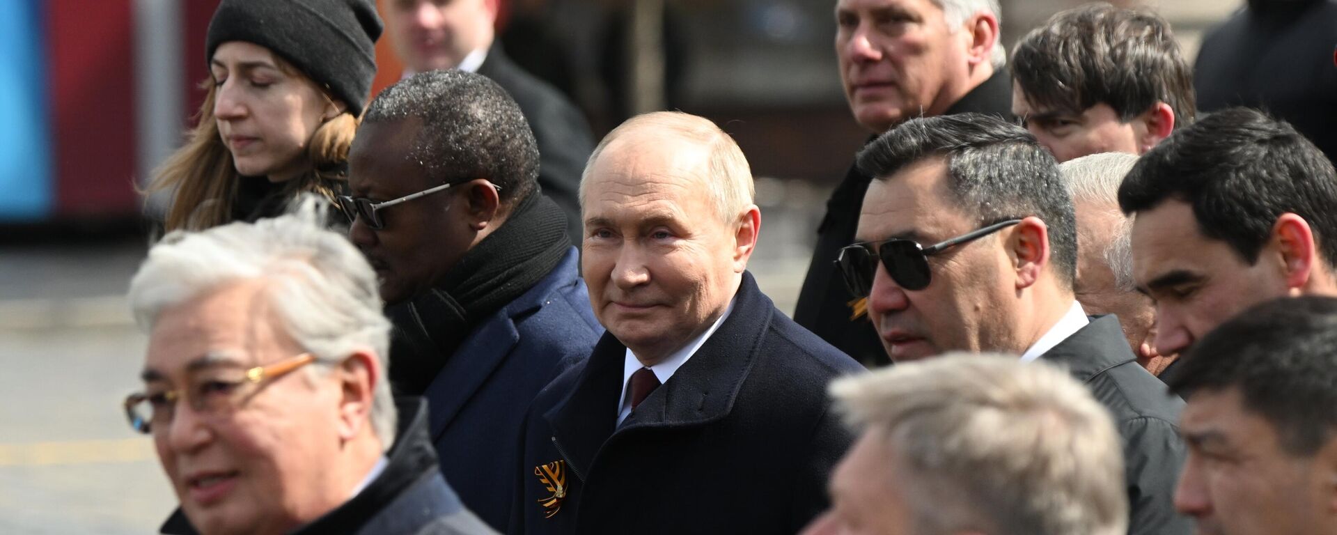 Vladimir Putin în Piața Roșie după Parada Victoriei din 9 mai 2024, în compania președinților Cubei, Kazahstanului și altor lideri politici străini - Sputnik Moldova, 1920, 09.05.2024
