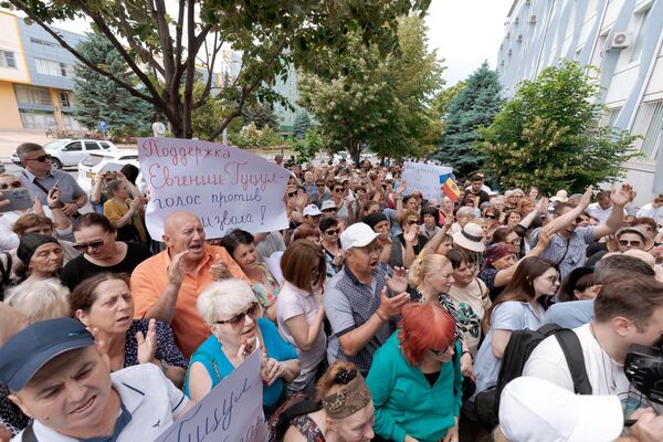 Митинг в поддержку башкана Гагаузии Евгении Гуцул возле здания прокуратуры сектора Буюканы - Sputnik Молдова