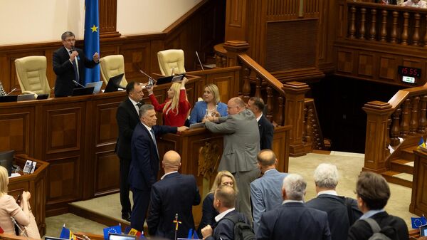 Депутаты парламентской группы Победа заблокировали трибуну в ходе пленарного заседания парламента - Sputnik Молдова