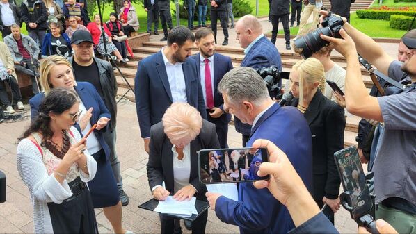 Депутаты группы Победа подписывают петицию об отставке спикера у здания парламента Молдовы - Sputnik Молдова