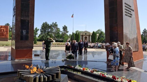 Церемония возложения цветов на мемориале Вечность в Кишиневе в День памяти и скорби - Sputnik Молдова