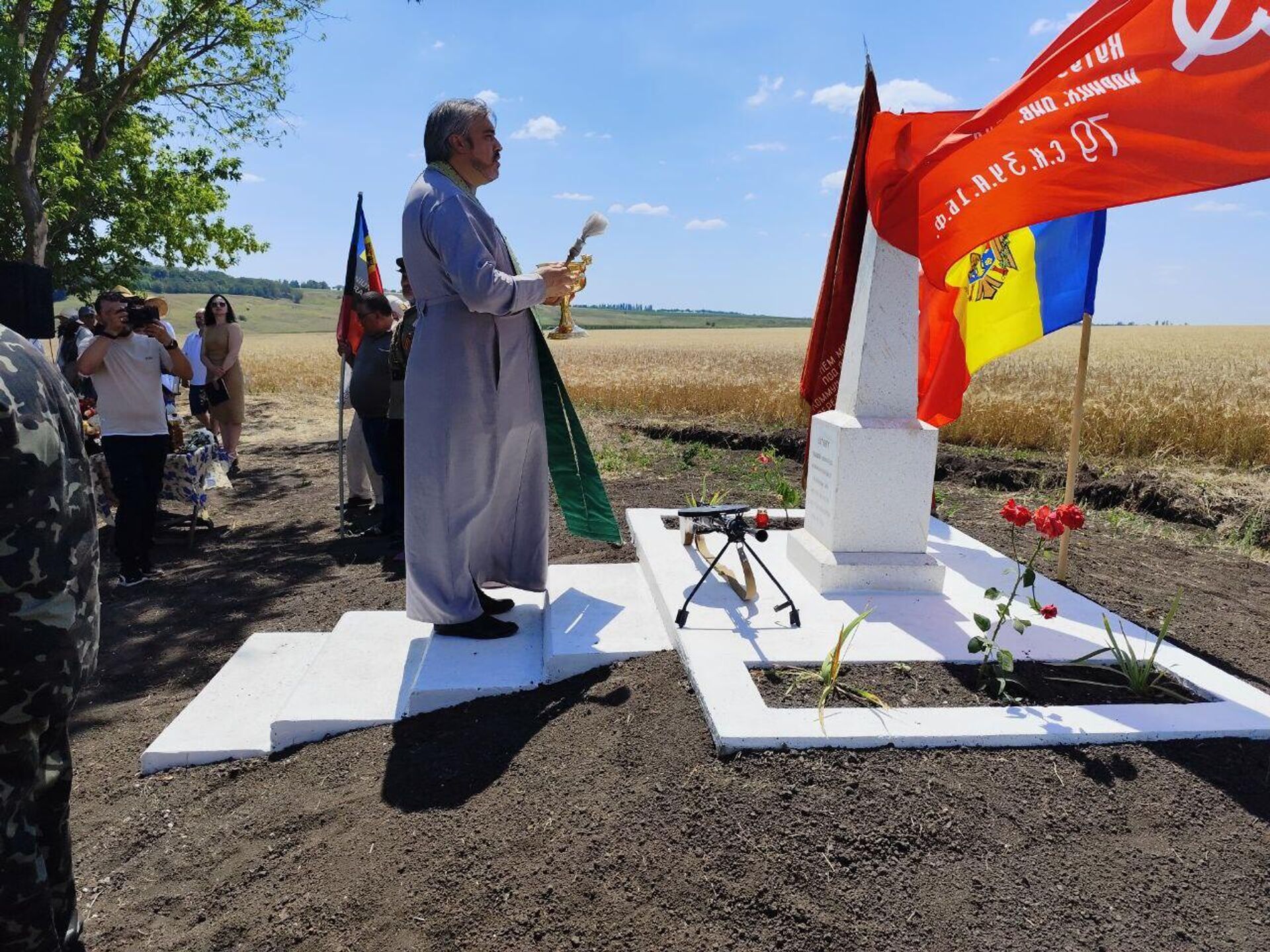 Памятный знак в Единецком районе на месте гибели неизвестного летчика в  первые дни Великой Отечественной войны - Sputnik Молдова, 1920, 30.06.2024