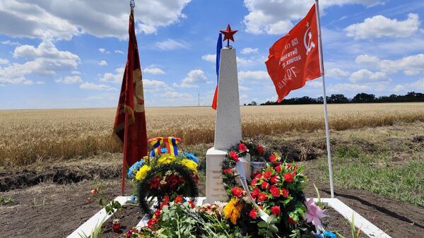 Памятный знак в Единецком районе на месте гибели неизвестного летчика в  первые дни Великой Отечественной войны - Sputnik Молдова