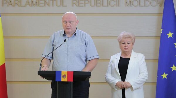 Deputații din Blocul Victoria, Vasile Bolea și Regina Apostolova - Sputnik Moldova