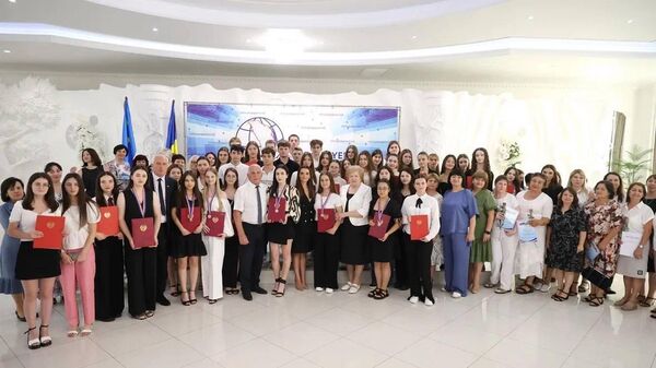 Гагаузские выпускники-медалисты получили денежные премии - Sputnik Молдова