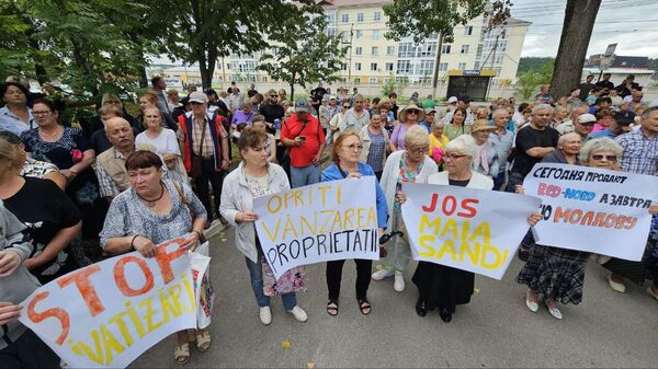 Протест против приватизации Red Nord: на митингующих с дрона сбросили пакет - Sputnik Молдова