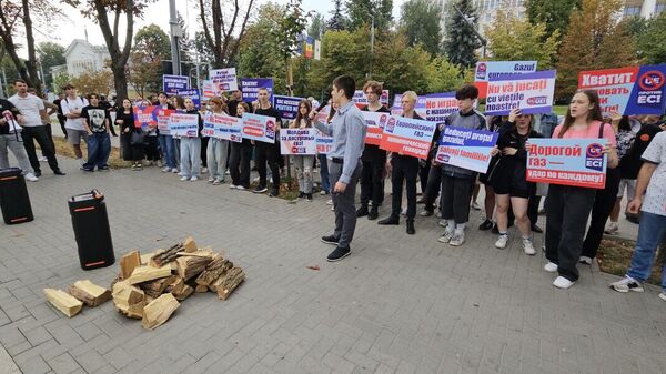 Organizația de tineret a blocului de opoziție „ Victorie” a organizat un flash mob în fața clădirii administrației prezidențiale din centrul Chișinăului - Sputnik Moldova