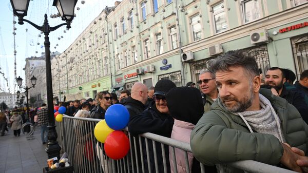 Президентские выборы в Молдове: к участкам для голосования в Москве выстроилась очередь - Sputnik Молдова