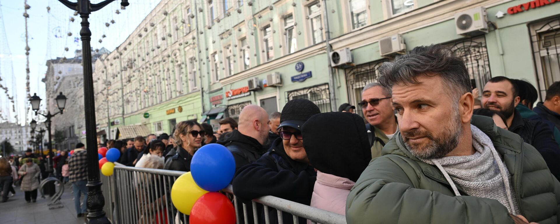 Президентские выборы в Молдове: к участкам для голосования в Москве выстроилась очередь - Sputnik Молдова, 1920, 03.11.2024