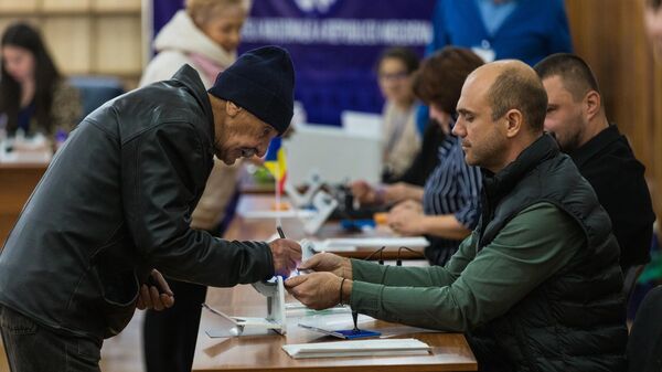 На выборах президента уже проголосовали более 120 000 молдаван с румынскими паспортами - Sputnik Молдова