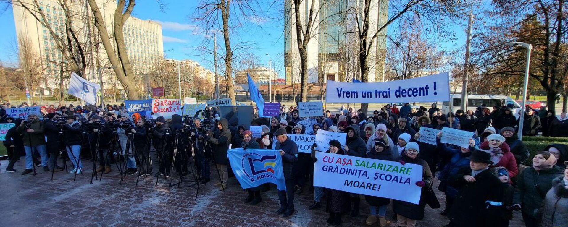 Требуем достойных зарплат!: учителя вышли на протест перед парламентом Молдовы - Sputnik Молдова, 1920, 13.12.2024