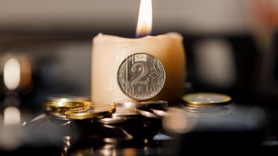 2 лея на фоне свечи