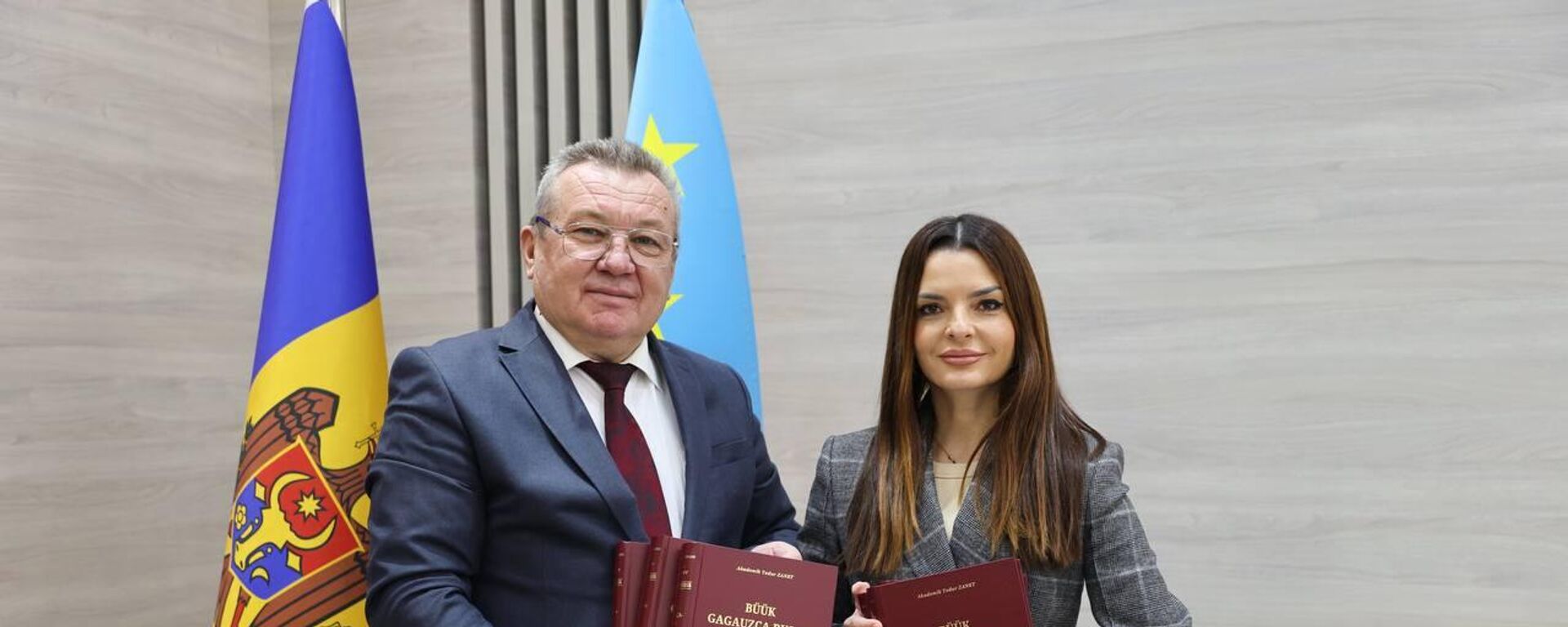 В Комрате вышел в свет шеститомный гагаузско-русский словарь - Sputnik Молдова, 1920, 04.02.2025