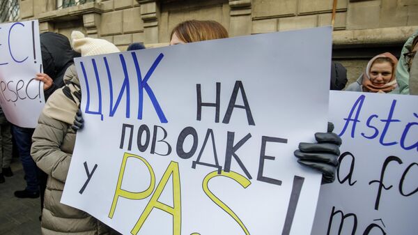 У здания ЦИК прошёл протест против попыток властей запретить референдум о нейтралитете - Sputnik Молдова