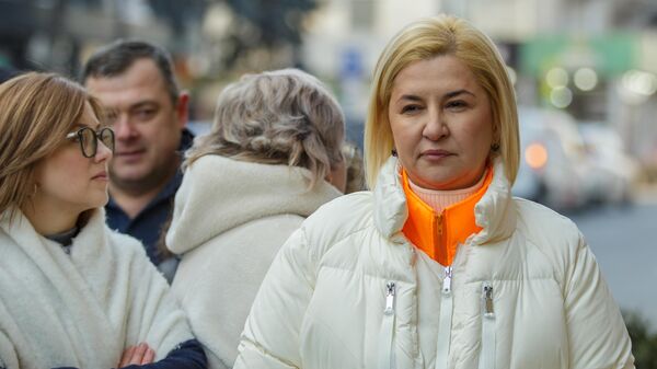 У здания ЦИК прошёл протест против попыток властей запретить референдум о нейтралитете - Sputnik Молдова