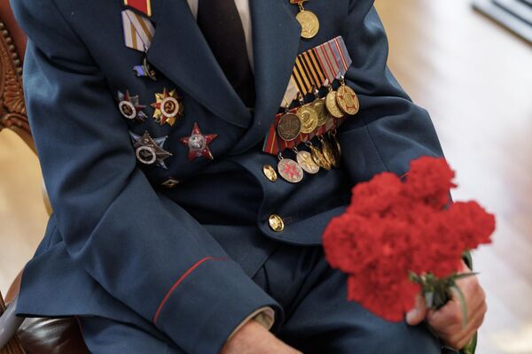 Награждение ветеранов в посольстве России в Кишиневе медалями в честь 80-летия Победы. - Sputnik Молдова