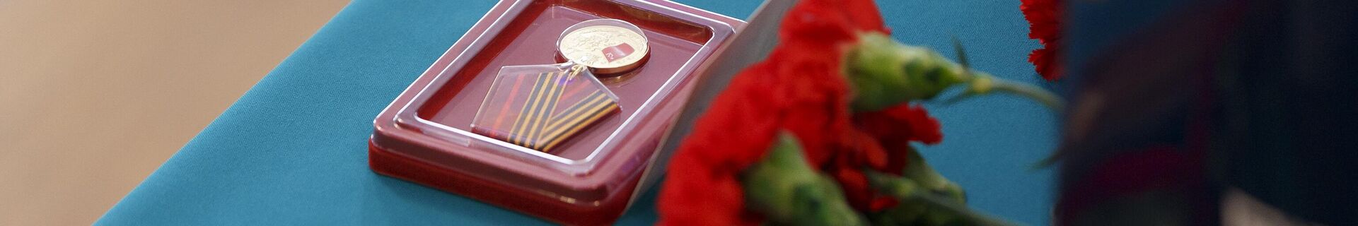 Награждение ветеранов в посольстве России в Кишиневе медалями в честь 80-летия Победы - Sputnik Молдова, 1920, 05.03.2025