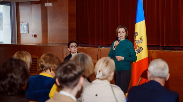 Встреча президента Молдовы Майи Санду с представителями диаспоры в Париже - Sputnik Молдова