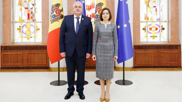 Президент Молдовы Майя Санду и посол Украины в Кишиневе Паун Роговей - Sputnik Молдова