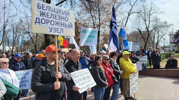 Протест работников ГП Железная дорога Молдовы у здания парламента в Кишиневе - Sputnik Молдова