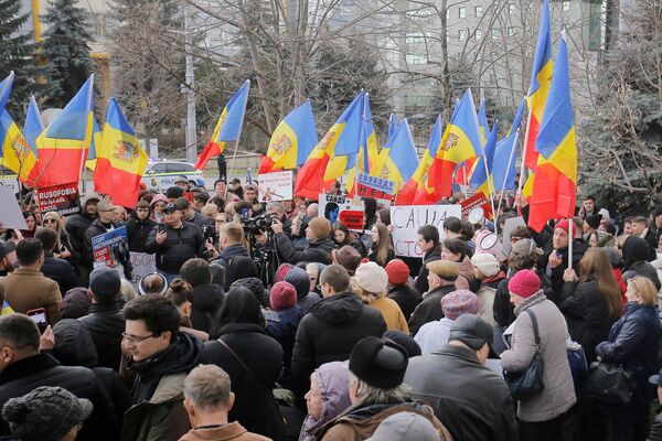 Митинг сторонников оппозиционера А. Нестеровского у здания суда в Кишиневе Митинг сторонников оппозиционера А. Нестеровского у здания суда в Кишиневе - Sputnik Молдова