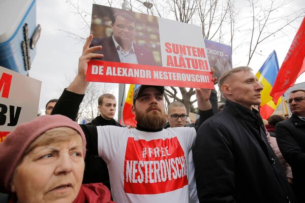 Митинг сторонников оппозиционера А. Нестеровского у здания суда в Кишиневе Митинг сторонников оппозиционера А. Нестеровского у здания суда в Кишиневе - Sputnik Молдова