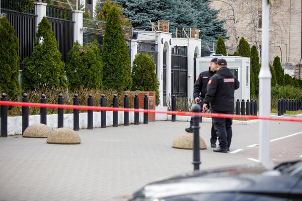 Полиция Молдовы проверяет сообщение о минировании здания посольства России в Кишиневе. - Sputnik Молдова