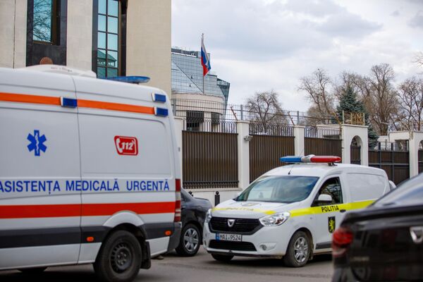 Полиция Молдовы проверяет сообщение о минировании здания посольства России в Кишиневе. - Sputnik Молдова