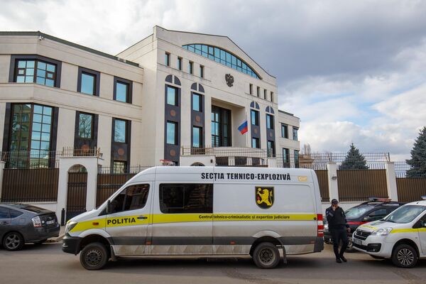 Полиция Молдовы проверяет сообщение о минировании здания посольства России в Кишиневе. - Sputnik Молдова