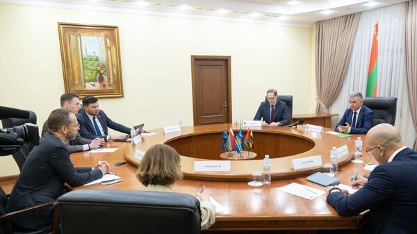 Лидер Приднестровья Вадим Красносельский и глава делегации ЕС в Молдове Янис Мажейкс на встрече в Тирасполе - Sputnik Moldova