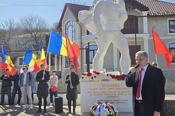 Активисты блока &quot;Победа&quot; возложили цветы к памятнику воину-освободителю в Атаках - Sputnik Молдова
