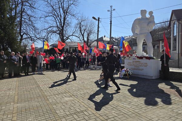 Активисты блока &quot;Победа&quot; возложили цветы к памятнику воину-освободителю в Атаках - Sputnik Молдова