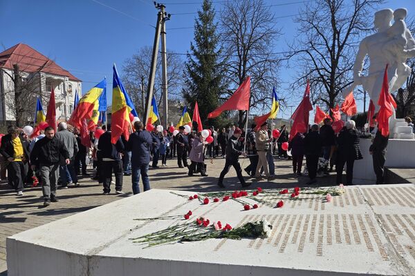 Активисты блока &quot;Победа&quot; возложили цветы к памятнику воину-освободителю в Атаках - Sputnik Молдова