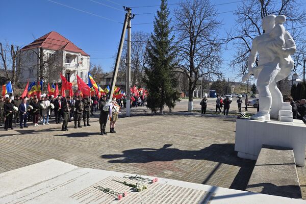 Активисты блока &quot;Победа&quot; возложили цветы к памятнику воину-освободителю в Атаках - Sputnik Молдова