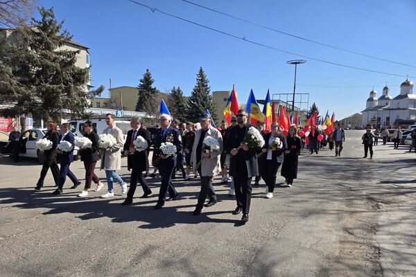 Активисты блока &quot;Победа&quot; возложили цветы к памятнику воину-освободителю в Атаках - Sputnik Молдова