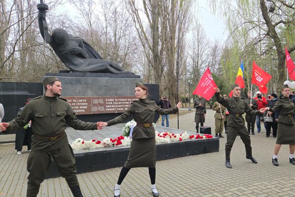 Мероприятия по случаю 81-й годовщины освобождения Единец, Флорешт и Дондюшан от фашистской оккупации Мероприятия по случаю 81-й годовщины освобождения Единец, Флорешт и Дондюшан от фашистской оккупации - Sputnik Молдова