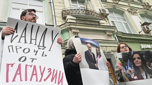 Митинг в поддержку башкана Гагаузии Евгении Гуцул прошел у посольства Молдовы в Москве - Sputnik Молдова