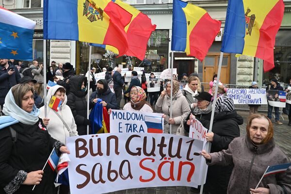 Молдавская и гагаузская диаспоры в России участвуют в митинге в связи с задержанием главы Гагаузии Евгении Гуцул на Кузнецком мосту перед зданием посольства Молдовы в Москве. - Sputnik Молдова