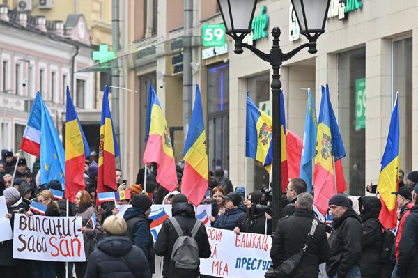 Молдавская и гагаузская диаспоры в России участвуют в митинге в связи с задержанием главы Гагаузии Евгении Гуцул на Кузнецком мосту перед зданием посольства Молдовы в Москве. - Sputnik Молдова