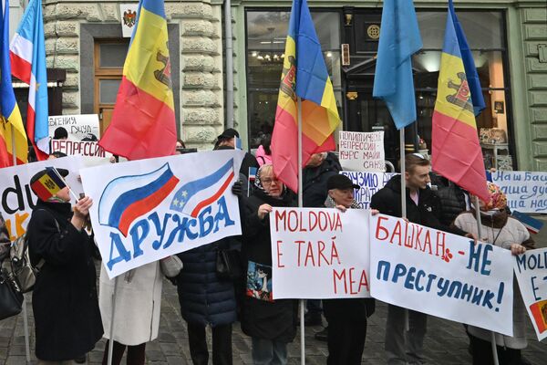 Молдавская и гагаузская диаспоры в России участвуют в митинге в связи с задержанием главы Гагаузии Евгении Гуцул на Кузнецком мосту перед зданием посольства Молдовы в Москве. - Sputnik Молдова