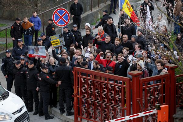Протест в поддержку Евгении Гуцул возле здания суда сектора Чеканы Протест в поддержку Евгении Гуцул возле здания суда сектора Чеканы - Sputnik Молдова