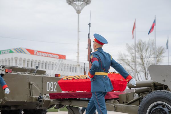 Церемония перезахоронения Неизвестного Солдата в Тирасполе Церемония перезахоронения Неизвестного Солдата в Тирасполе - Sputnik Молдова
