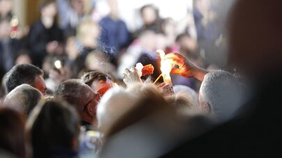 Верующие делятся частицей Благодатного огня перед Кафедральным собором в Кишиневе, 19.04.2025