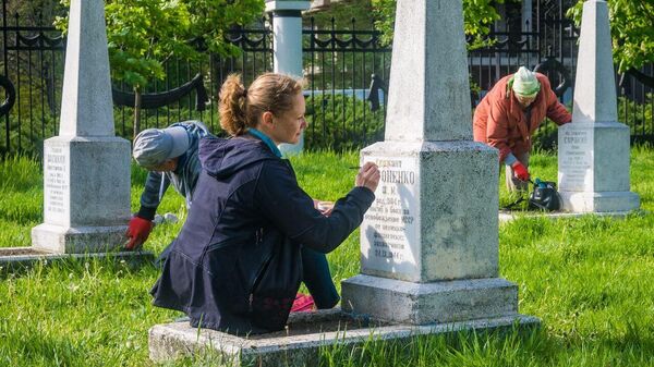 Жители Кишинева привели в порядок воинские захоронения на мемориале Вечность - Sputnik Молдова