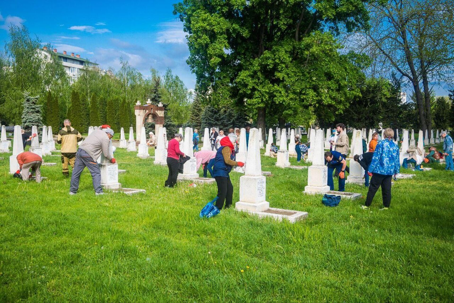 Кишиневцы приводят в порядок могилы красноармейцев на мемориале Вечность Кишиневцы приводят в порядок могилы красноармейцев на мемориале Вечность - Sputnik Молдова, 1920, 27.04.2025