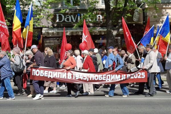 Первомай в Кишиневе: колонна с оркестром прошла по центру города Первомай в Кишиневе: колонна с оркестром прошла по центру города - Sputnik Молдова
