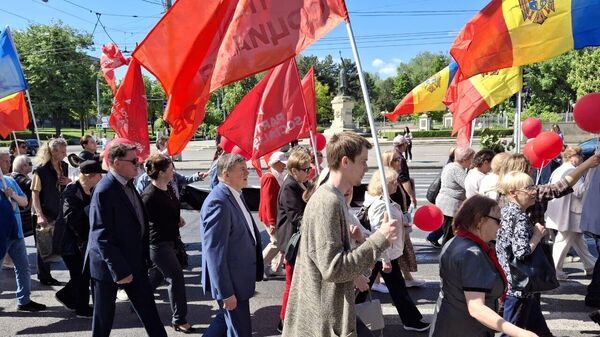 Первомай в Кишиневе: колонна с оркестром прошла по центру города - Sputnik Молдова