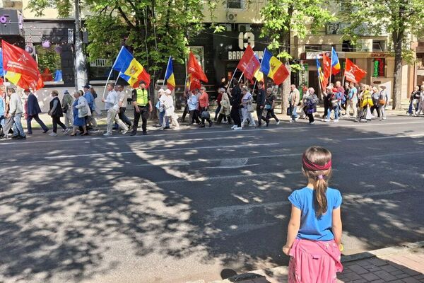 Первомай в Кишиневе: колонна с оркестром прошла по центру города Первомай в Кишиневе: колонна с оркестром прошла по центру города - Sputnik Молдова