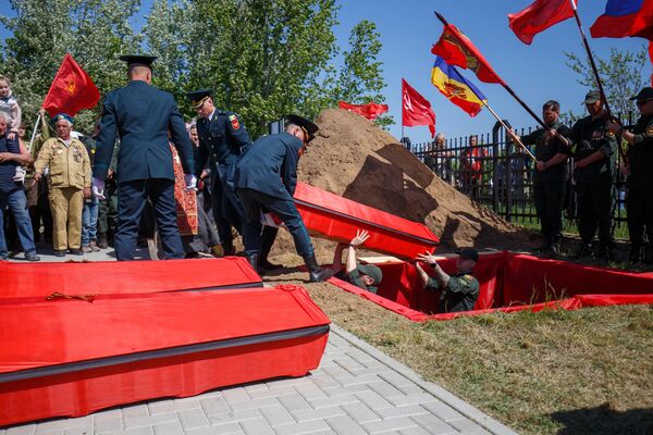 Церемония захоронения 22 неизвестных солдат Красной армии на воинском кладбище мемориала &quot;Шерпенский плацдарм&quot;. - Sputnik Молдова